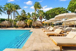 2 piscines a l'aire lliure, cabanes gratuïtes i para-sols 