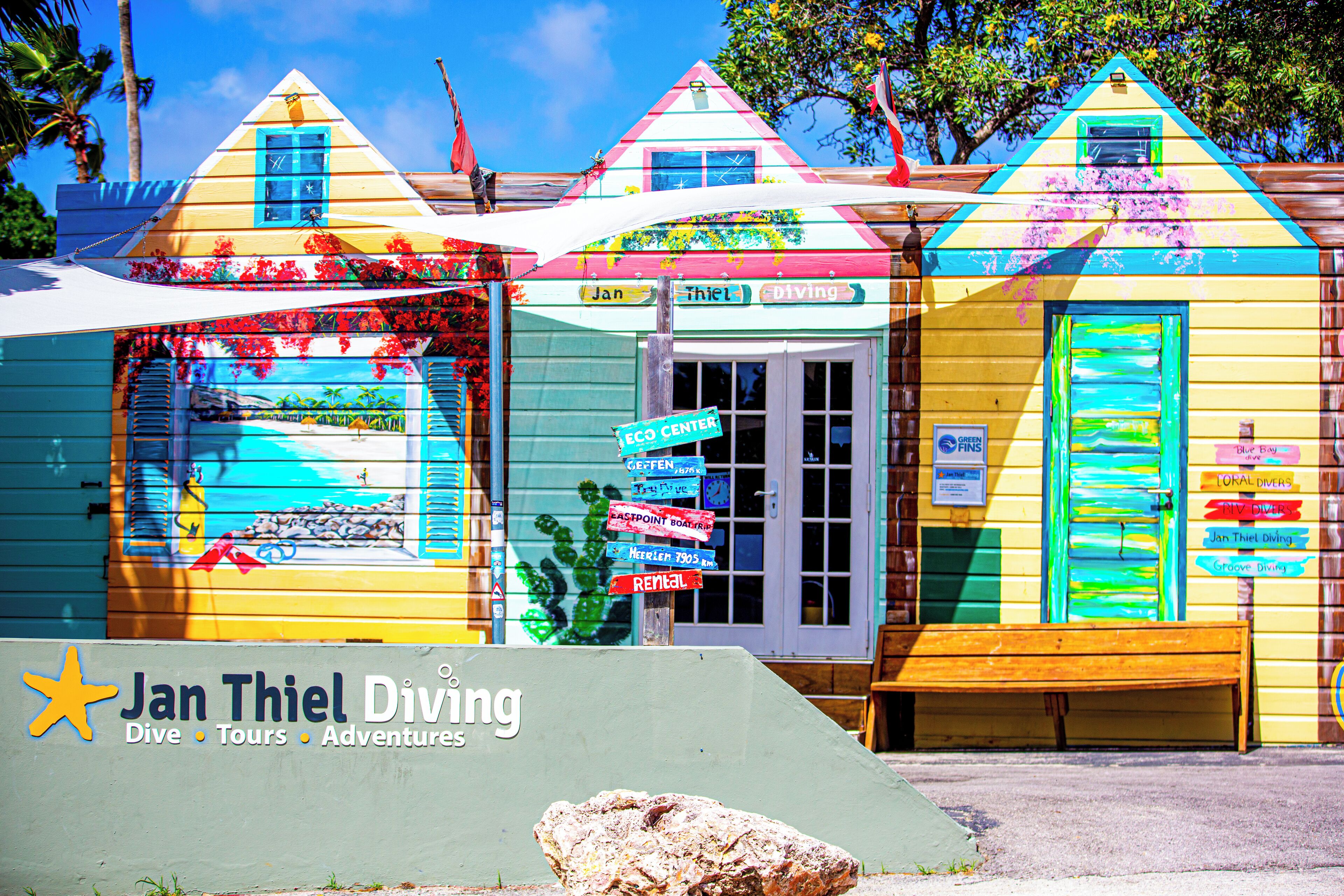 Un bâtiment aux couleurs vives, sur lequel on peut lire les inscriptions « Jan Thiel Diving » et « Eco Center ».