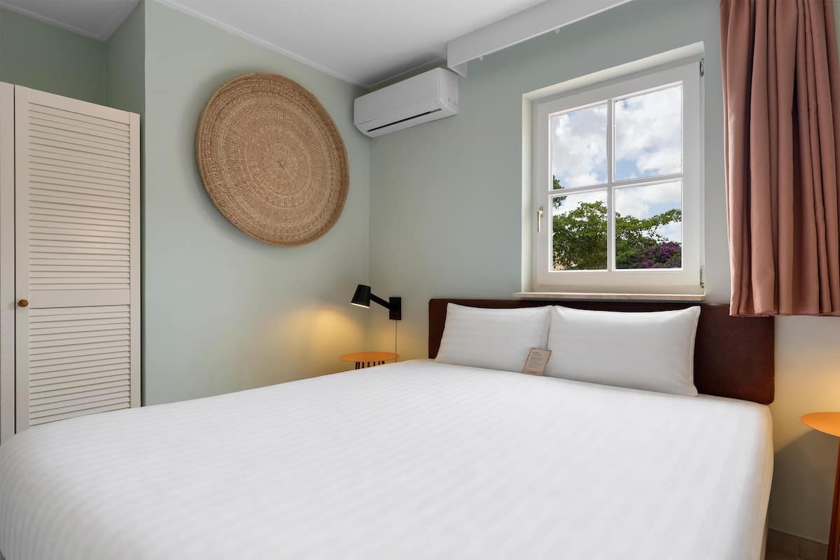 Premium bedding, down comforters, minibar, in-room safe