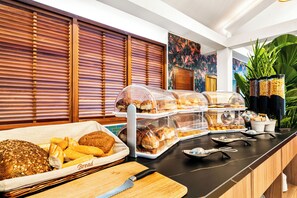 Esmorzar diari continental (20 USD per persona) 