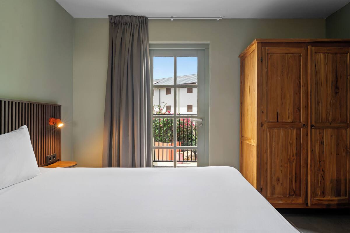 Habitación económica con 1 cama matrimonial o 2 individuales | Ropa de cama de alta calidad y minibar