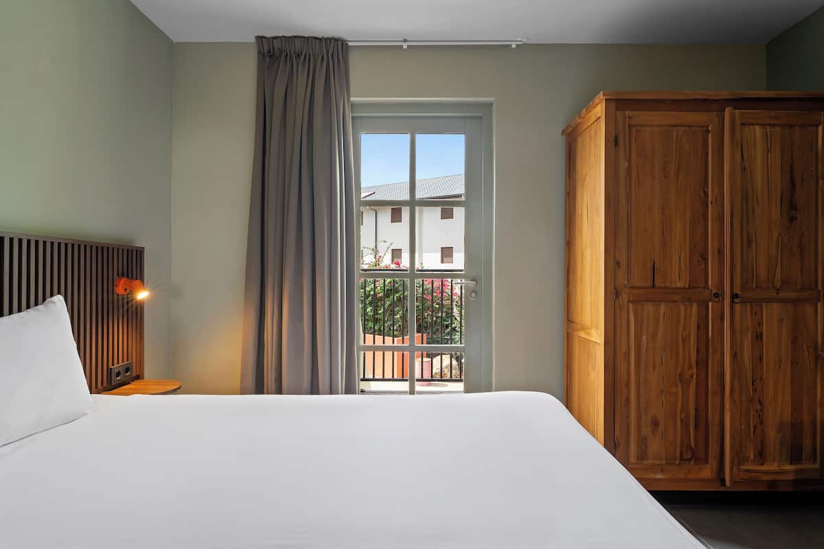 Economy Double or Twin Room | Premium bedding, minibar, in-room safe, laptop workspace
