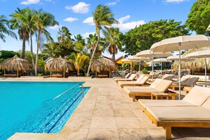 2 piscinas al aire libre, cabañas de piscina gratuitas, sombrillas