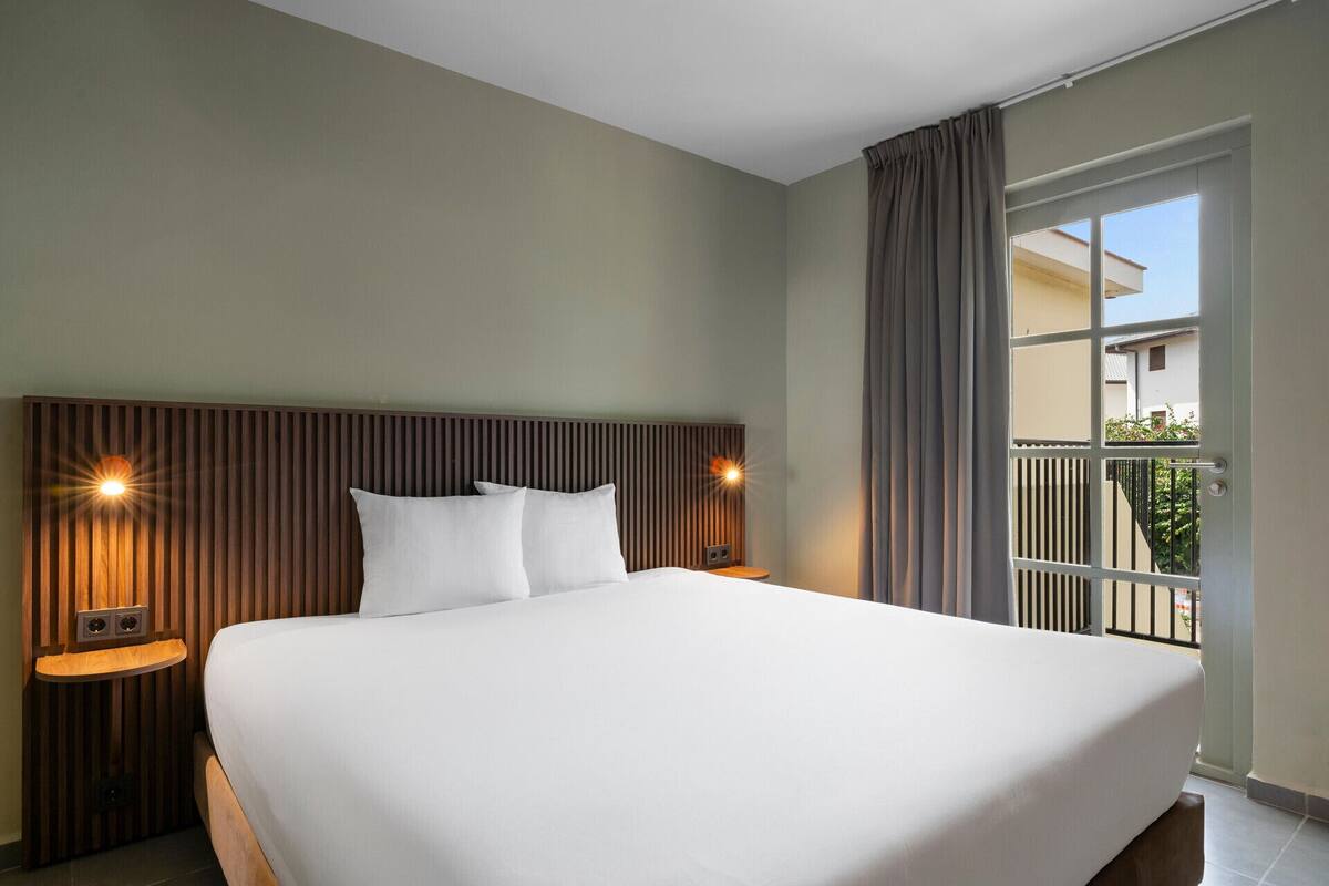 Premium bedding, minibar, in-room safe, laptop workspace