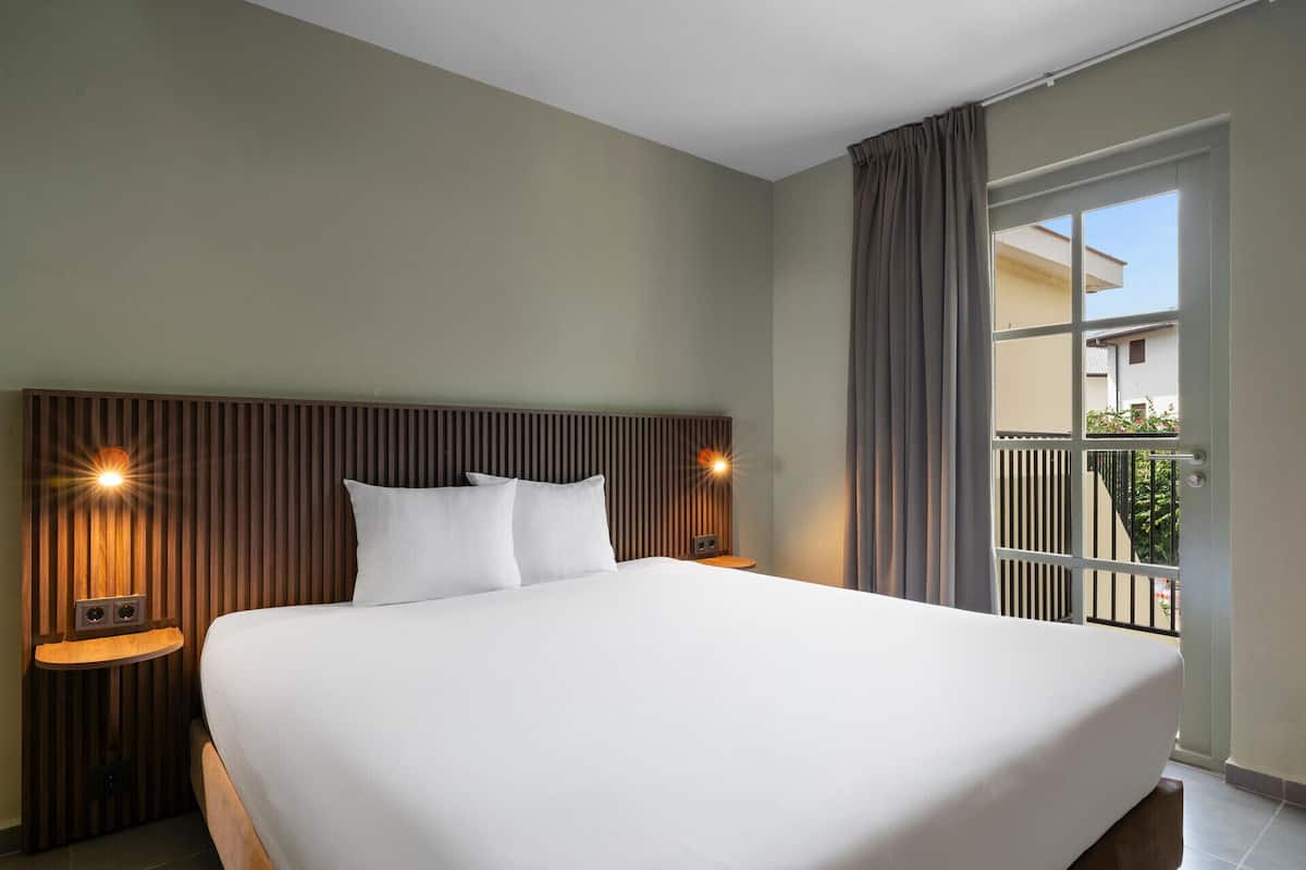 Premium bedding, minibar, in-room safe, laptop workspace