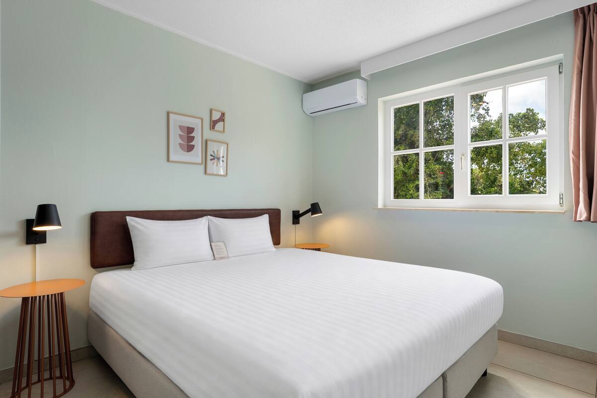 Premium bedding, down duvets, minibar, in-room safe