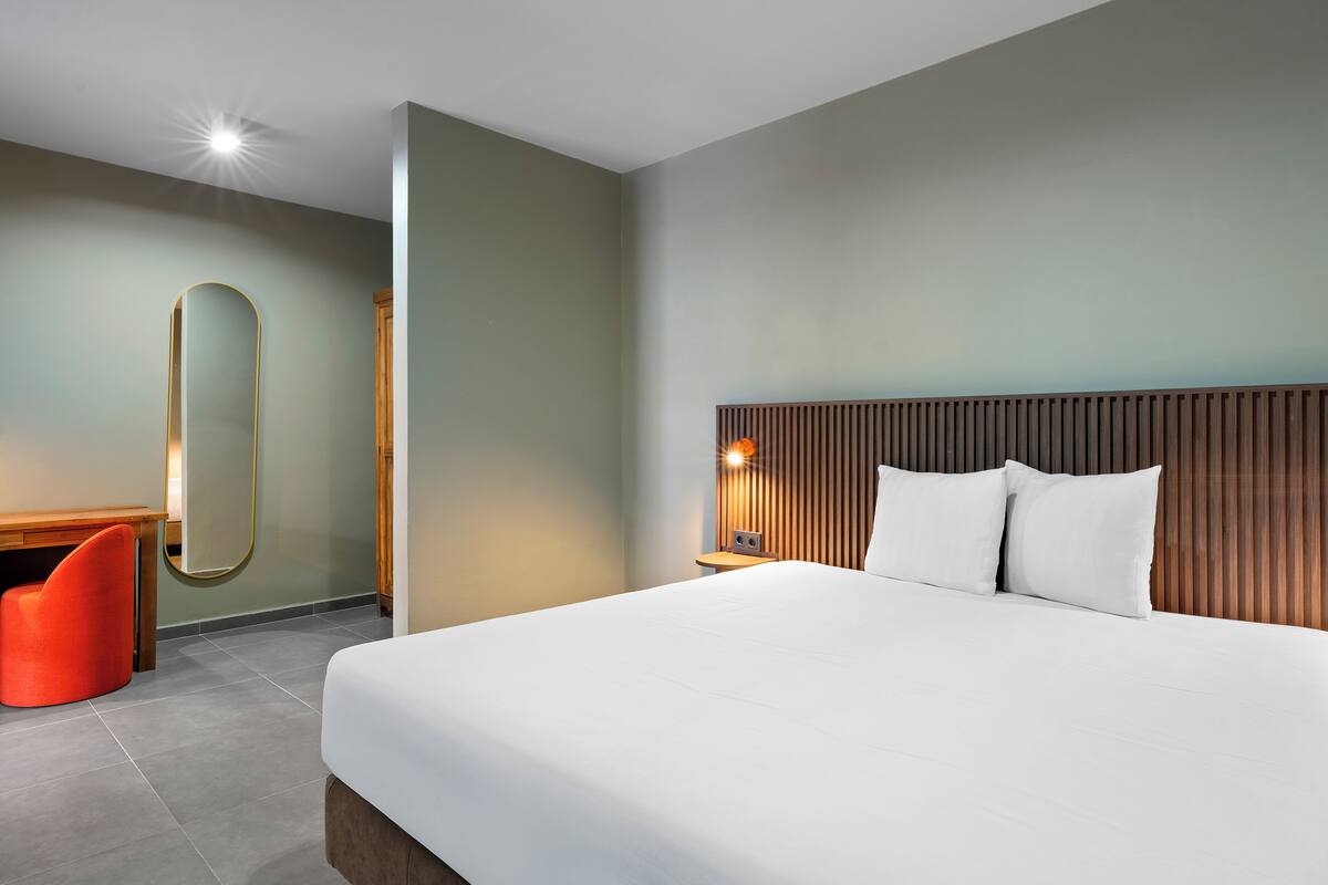 Habitación doble estándar | Ropa de cama de alta calidad y minibar