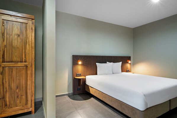 Premium bedding, minibar, in-room safe, laptop workspace
