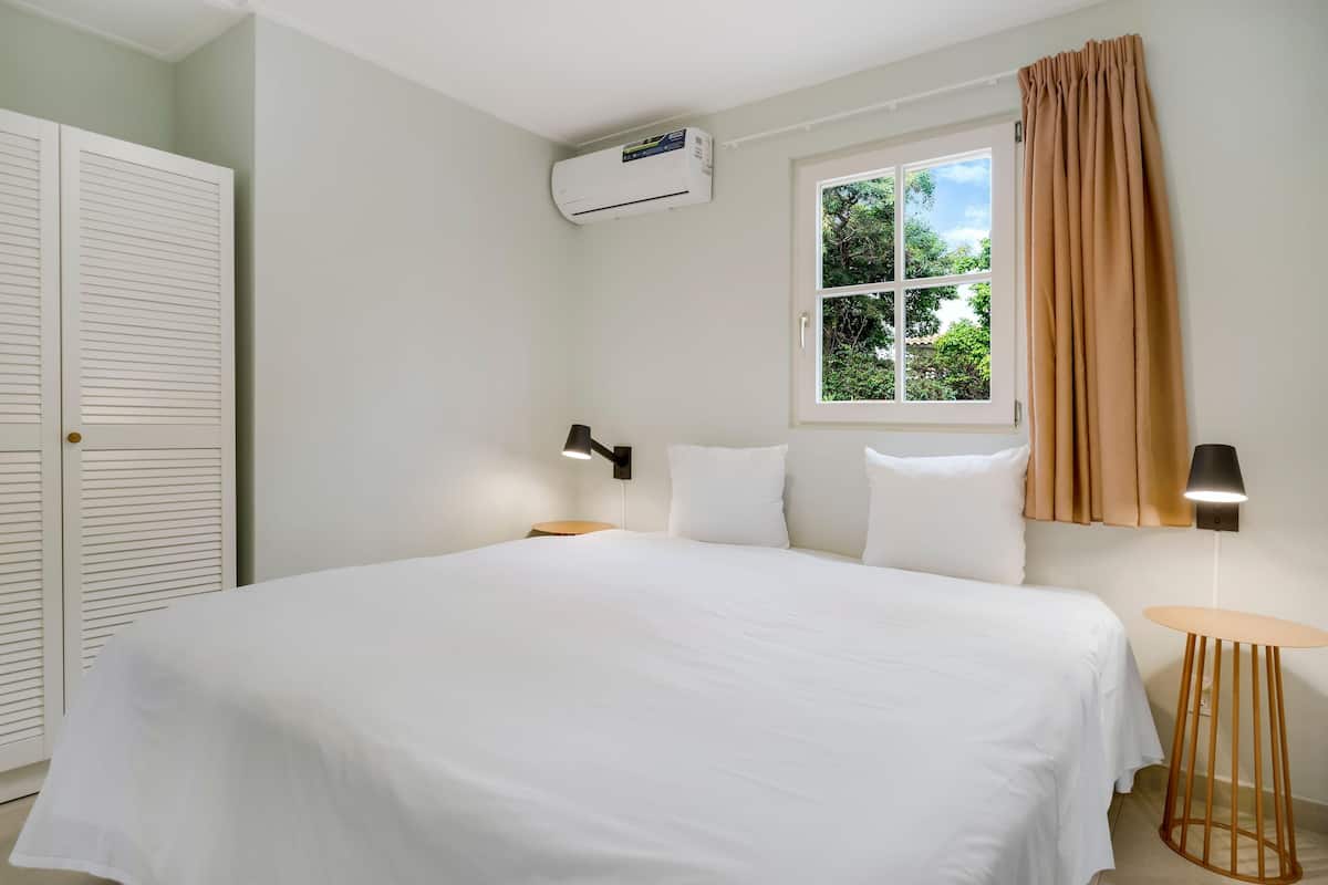 Premium bedding, minibar, in-room safe, laptop workspace