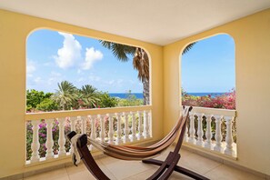 Premium bedding, minibar, in-room safe, laptop workspace - Livingstone Jan Thiel Beach Resort (Jan Thiel)