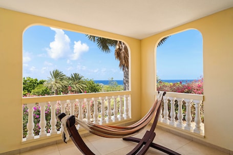 Ropa de cama de alta calidad y minibar . Sonesta Hotels & Resorts Livingstone Curacao