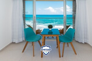 Minibar, caja de seguridad en la habitación y decoración personalizada 