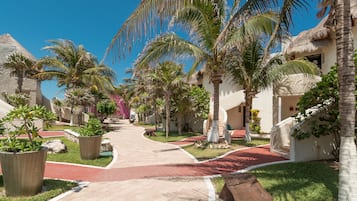 Minibar, in-room safe, individually decorated, individually furnished
