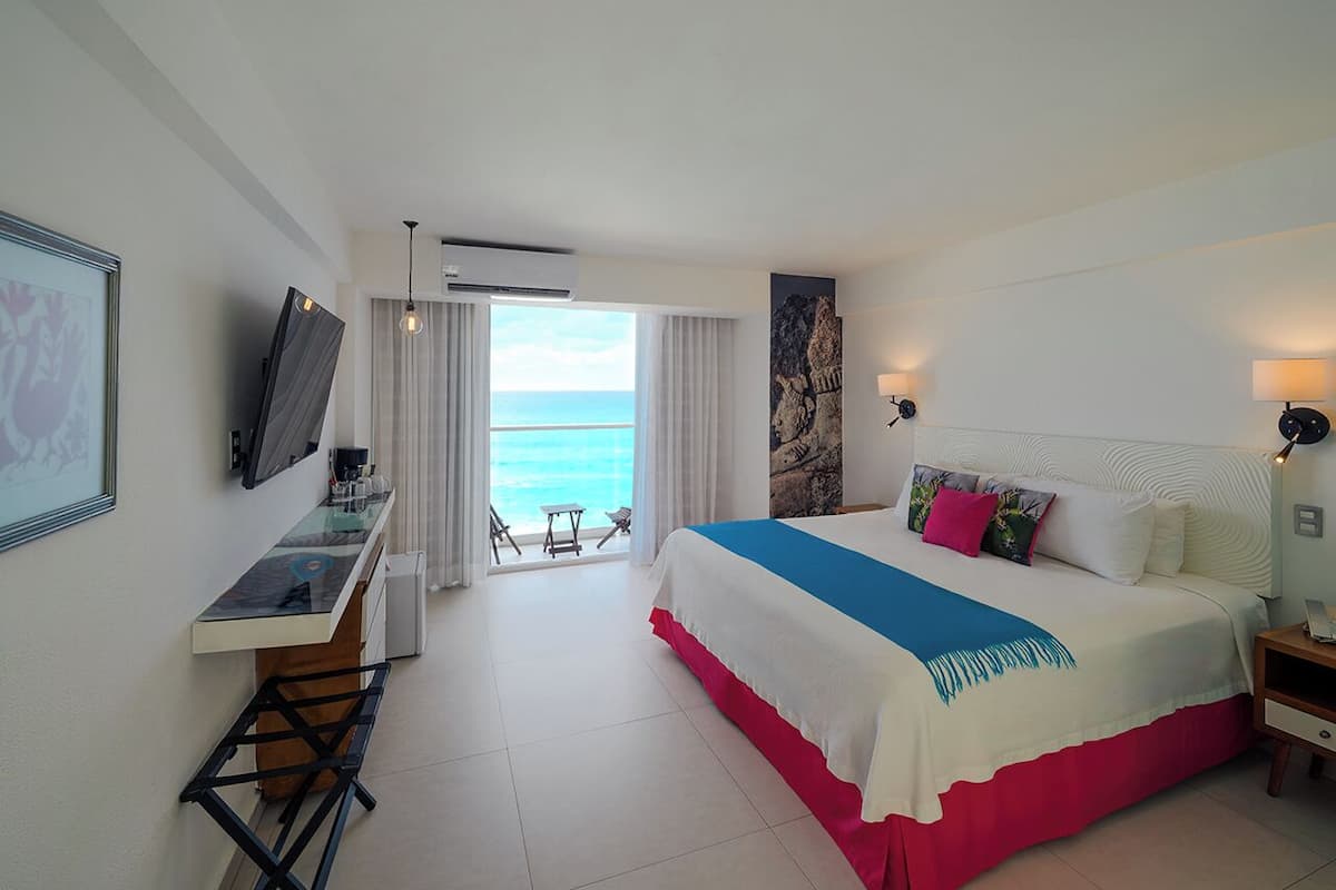 Deluxe Room, Ocean View | Minibar, individually decorated, individually furnished