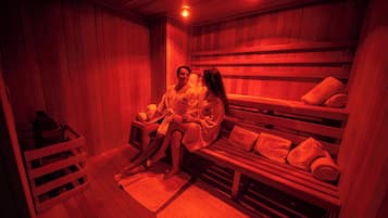 Un sauna con bancos de madera, suelo de madera y paredes de madera.