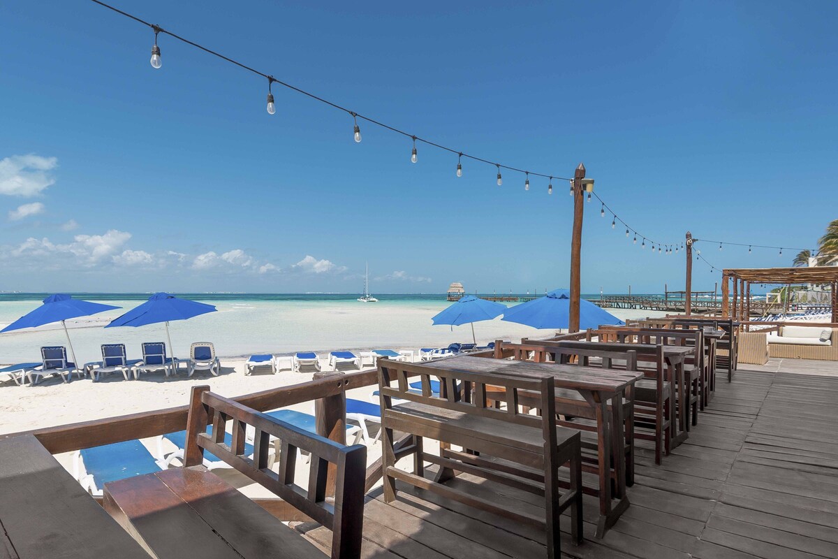 Mia Reef Isla Mujeres sun loungers near the beach