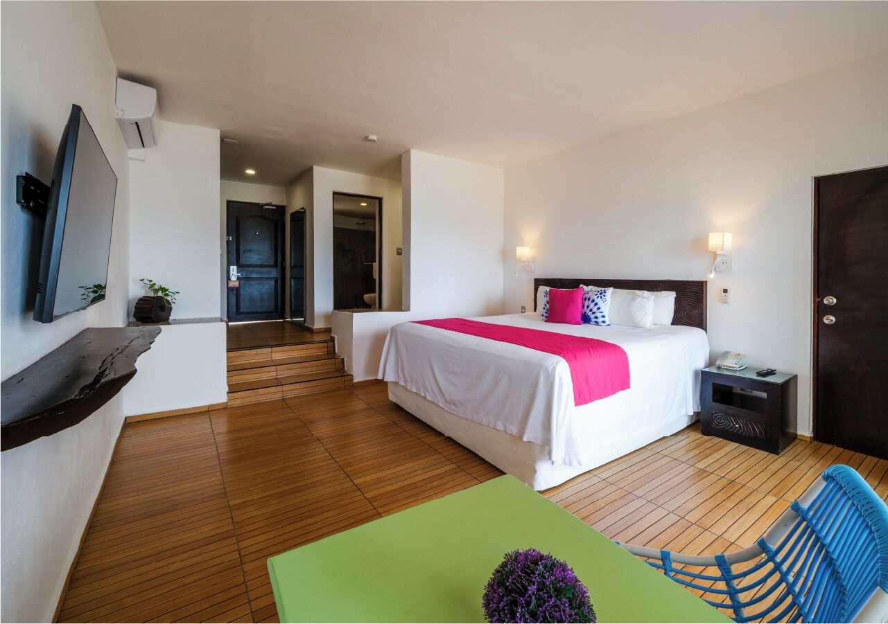 Deluxe Villa Ocean Front Suite | Minibar, khu vực làm việc phù hợp cho laptop, màn/rèm cản sáng 