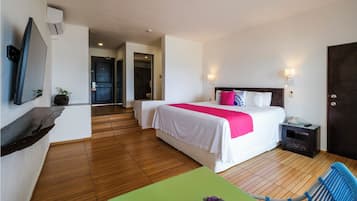 Deluxe Villa Ocean Front Suite | Minibar, khu vực làm việc phù hợp cho laptop, màn/rèm cản sáng