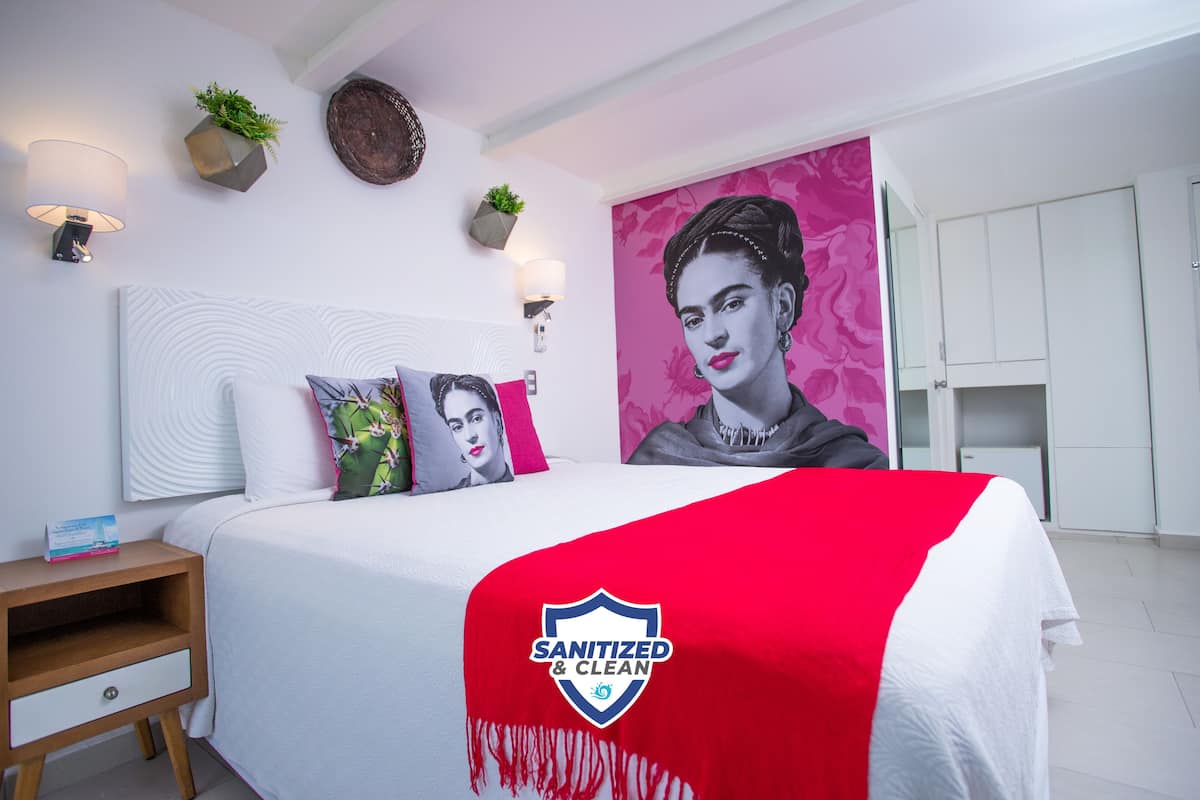 Chambre de base double | Minibar, coffre-fort, décor unique, ameublement unique