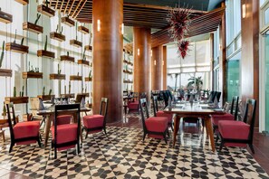 4 restaurants servant le déjeuner, le dîner et le souper
