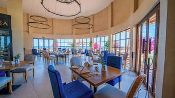 4 restaurantes; se sirve desayuno, almuerzo y cena
