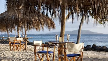2 restaurants, breakfast, lunch, dinner served; international cuisine