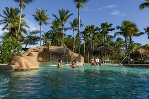 Außenpool, Pool mit Wasserfall, Sonnenschirme, Liegestühle