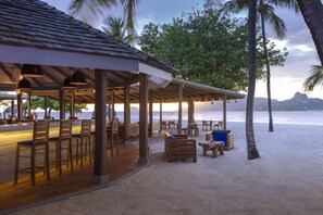 2 Bars/Lounges, Strandbar