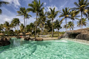 Udendørs pool, pool med vandfald, parasoller, liggestole