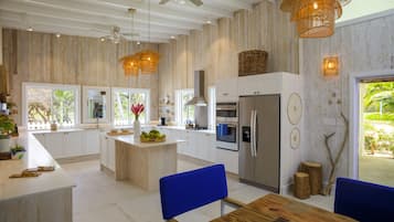 Seahorse Villa | Cocina privada | Cafetera y tetera