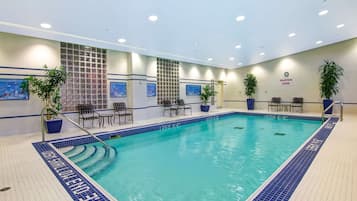 Inomhuspool och solstolar
