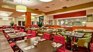 Desayuno buffet todos los días (CAD 19.95 por persona)