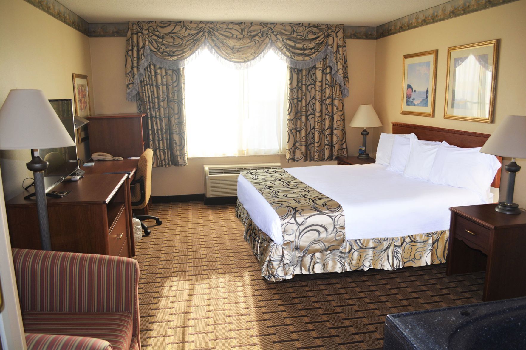 高級寢具、客房內保險箱、書桌、熨斗/熨衣板