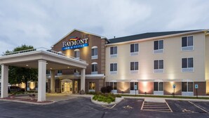 Edifici d'un Baymont Inn & Suites amb entrada coberta, diversos pisos i un aparcament.