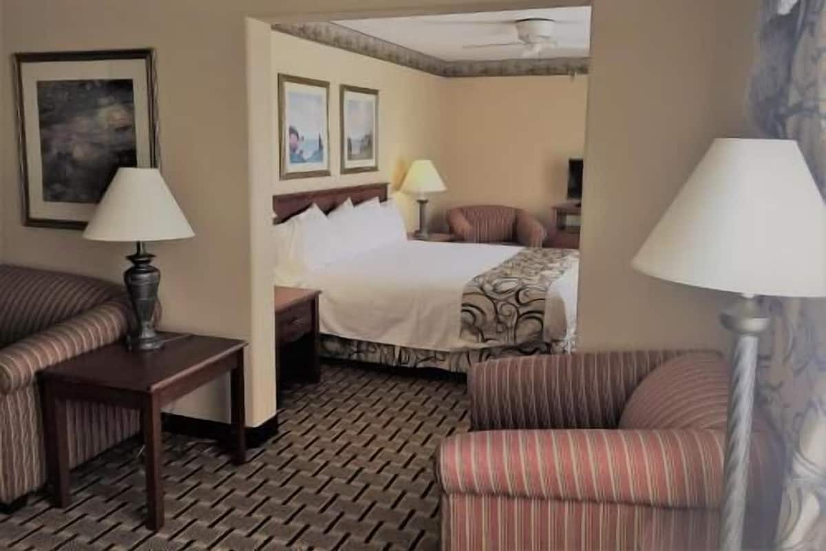 Premium bedding, in-room safe, desk, iron/ironing board