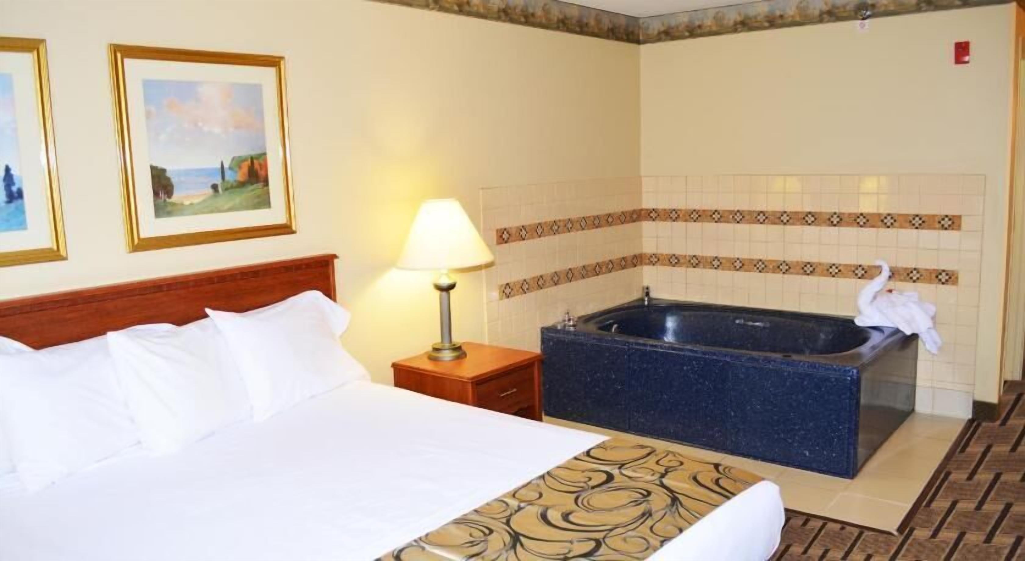 高級寢具、客房內保險箱、書桌、熨斗/熨衣板