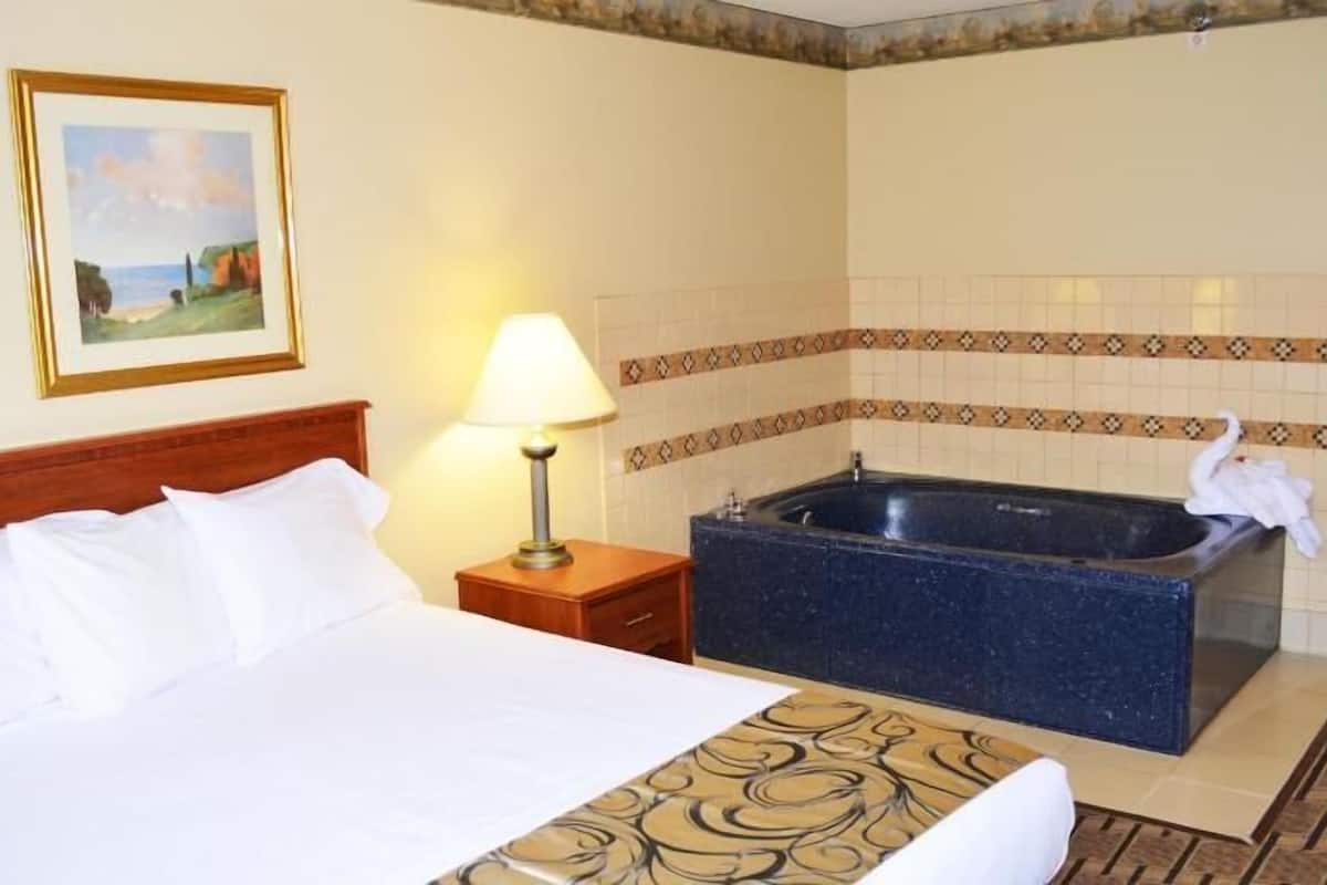 Premium bedding, in-room safe, desk, iron/ironing board