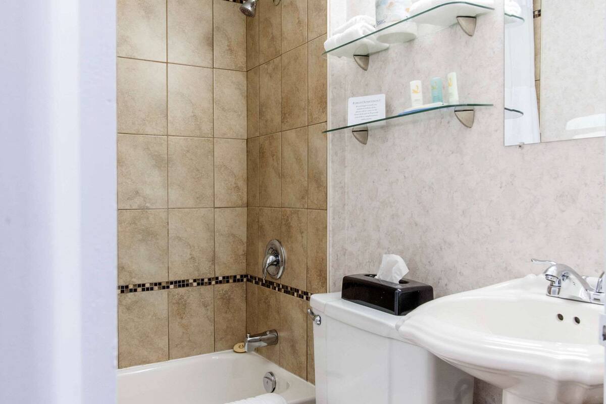 standard room, 2 queen beds, non smoking | bathroom | combined shower/bathtub, free toiletries, hair dryer, towels