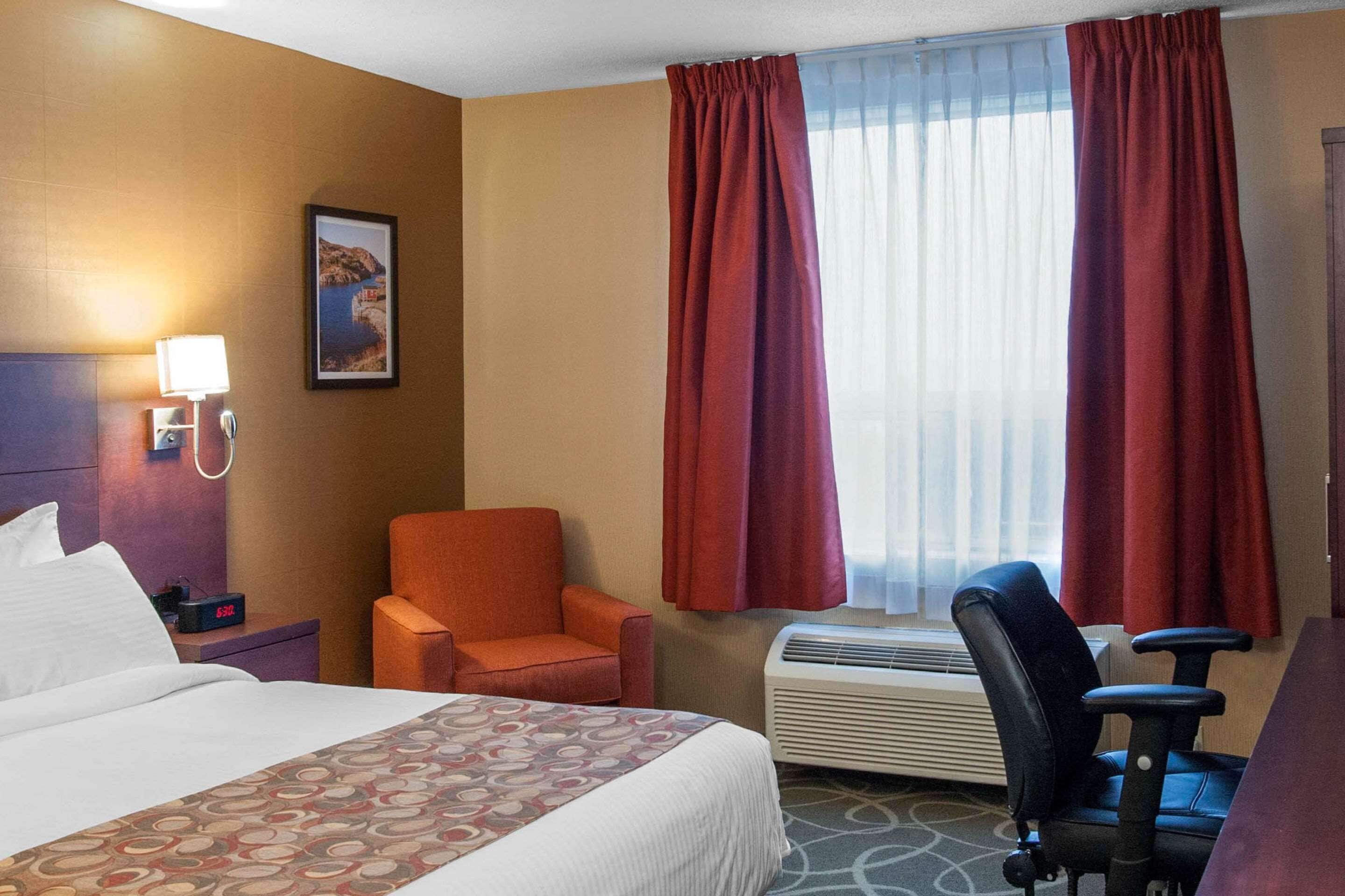 Bureau, rideaux d’obscurcissement, fer et planche à repasser