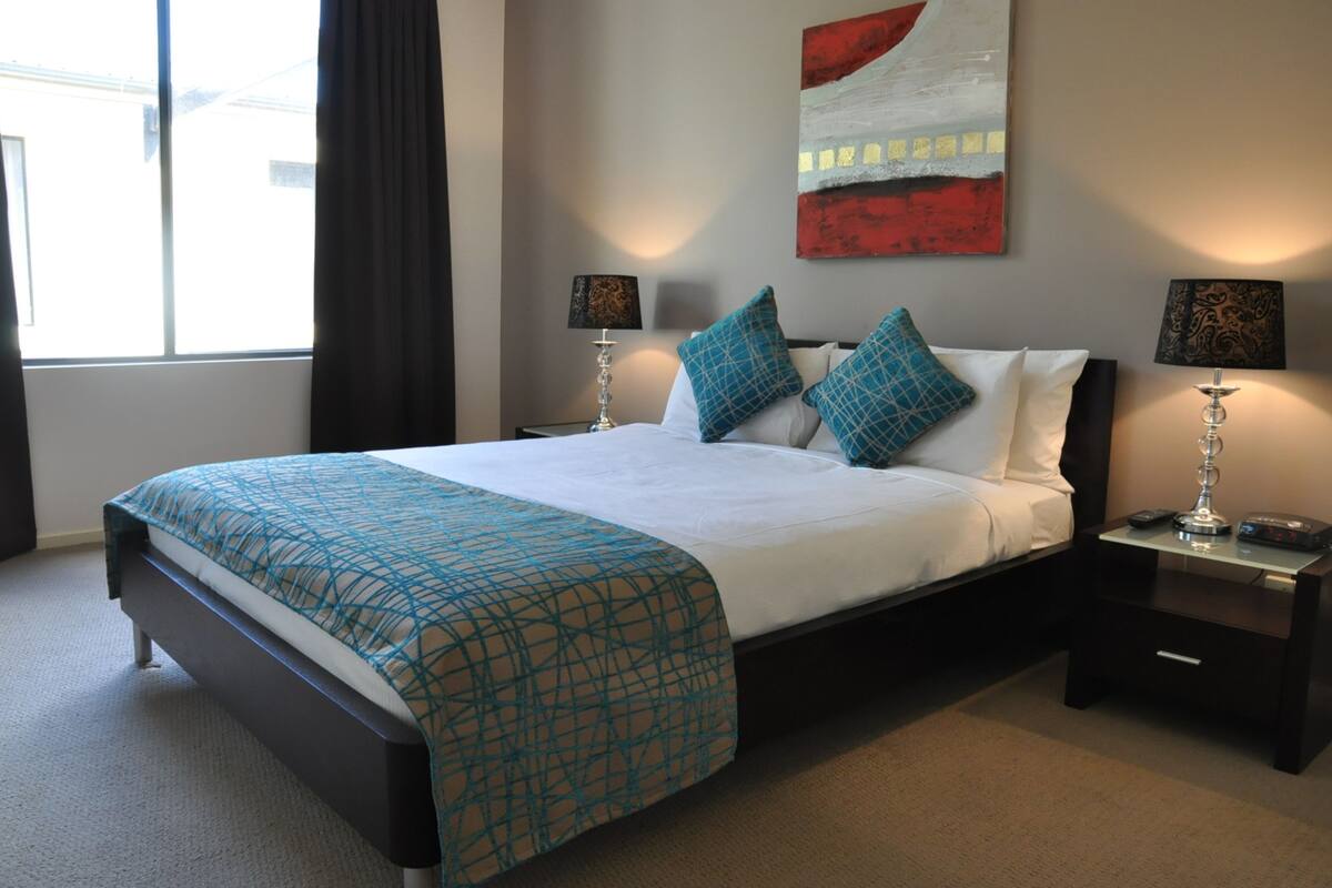 Een strijkplank/strijkijzer, babybedden, extra bedden, wifi
