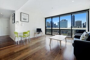 Apartamento, 1 habitación | Zona de estar | Televisión LCD de 32 pulgadas con canales digitales, una televisión