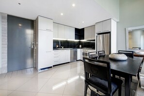 Refrigerador con freezer, microondas, horno, placa de cocina