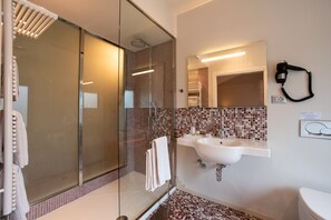 Chambre supérieure | Salle de bain | Douche, articles de toilette (gratuits), séchoir à cheveux, bidet