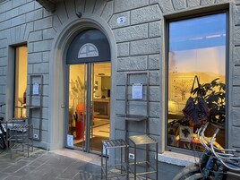 Fachada da propriedade à noite