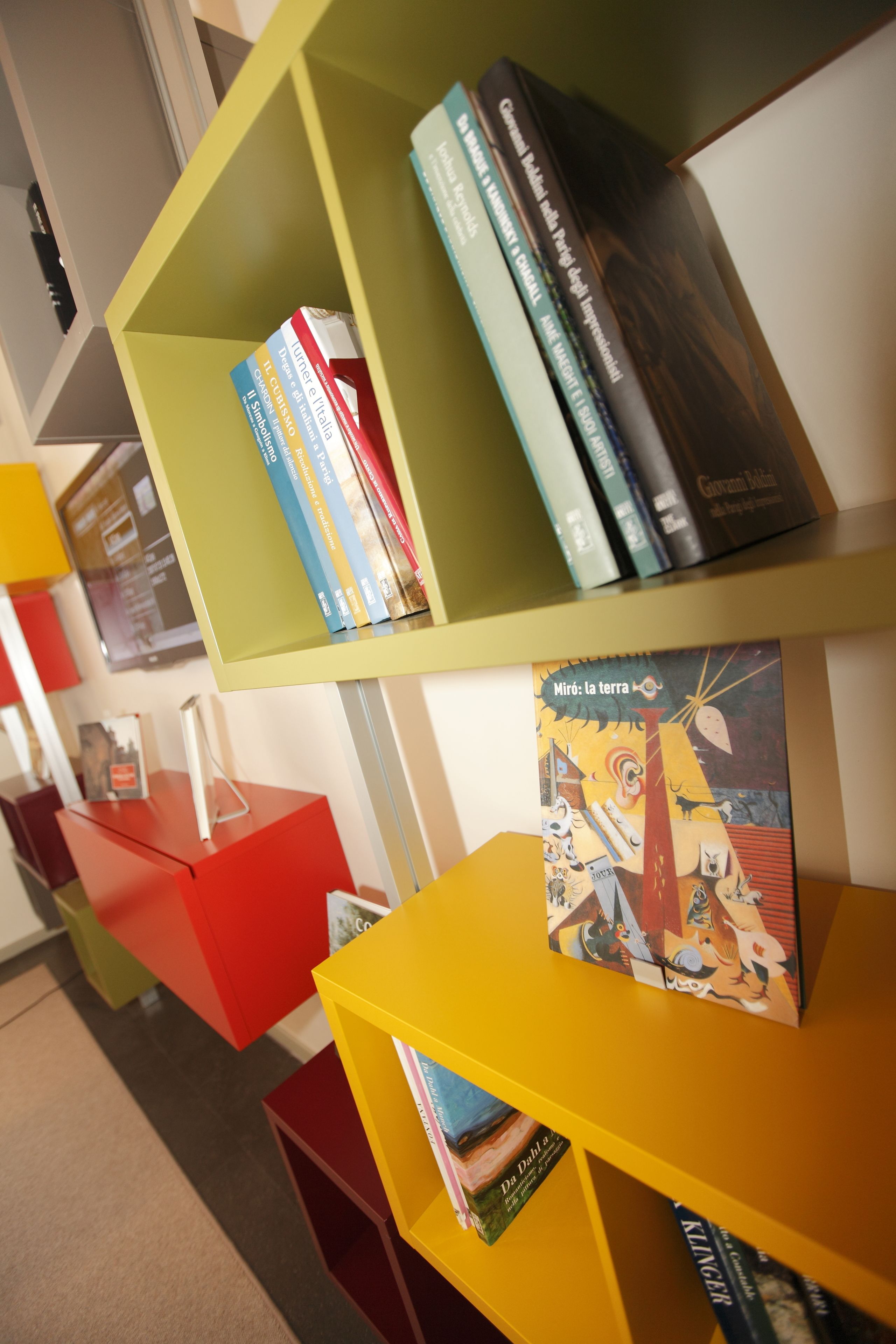 Ein Bücherregal mit Büchern und einem farbenfrohen Buchumschlag.