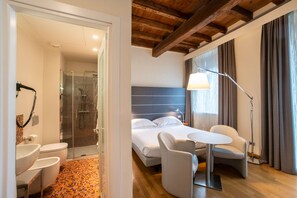 Chambre supérieure double, vue sur la ville | Draps italiens de Frette, literie de qualité, minibar, décor unique