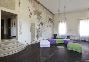 Suite Deluxe, en una planta alta (Loft Dependance) | Zona de estar | Televisión LCD de 32 pulgadas con canales por satélite, una televisión