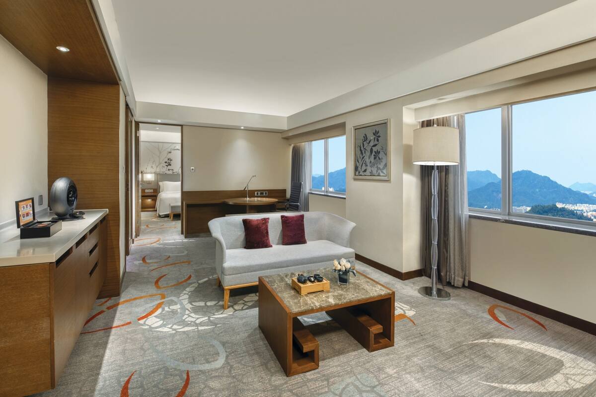 1 bedroom, hypo-allergenic bedding, down duvets, minibar