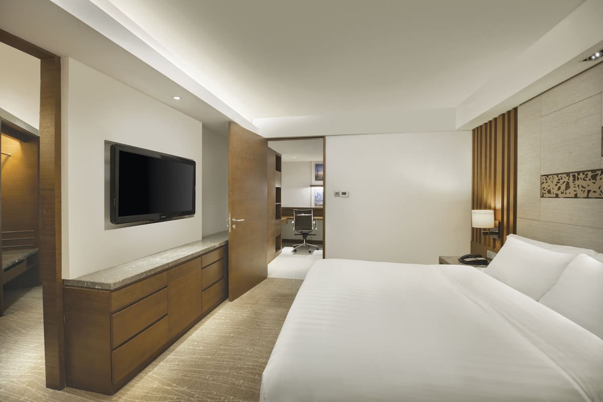 Hypo-allergenic bedding, down duvets, minibar, in-room safe