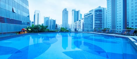 Una piscina al aire libre